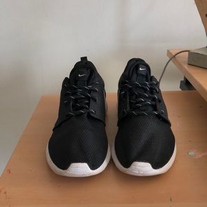 Black Nike Roshes
